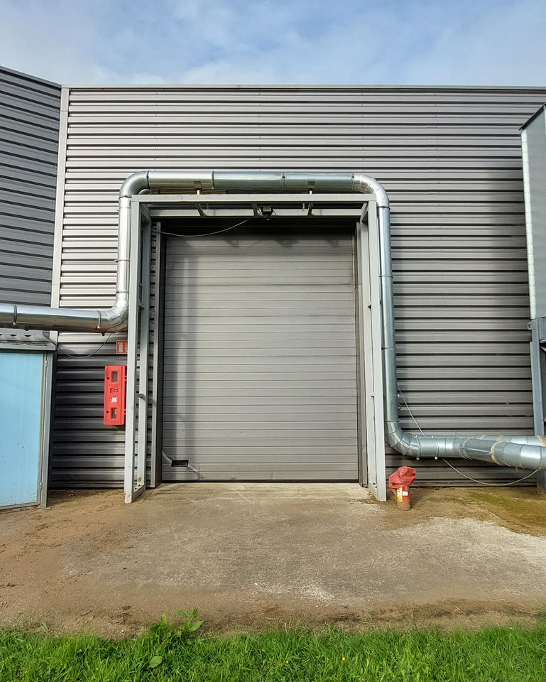 Nettoyage par drone de bardage bâtiment industriel à Montauban de Bretagne