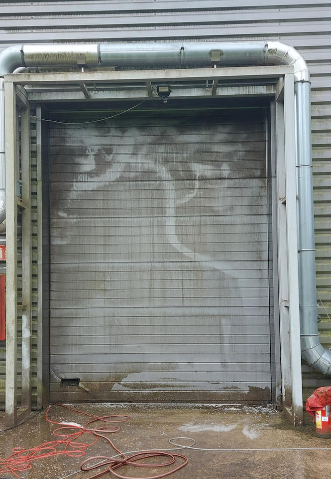 Nettoyage de bardage metallique dans le secteur de Montauban de Bretagne, intervervention avec un drône