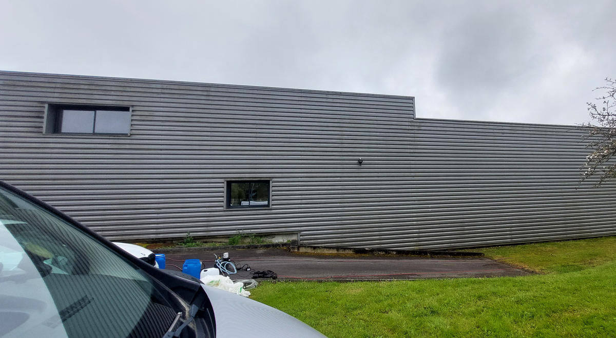 Nettoyage par drone de bardage metallique dans le secteur de Rennes