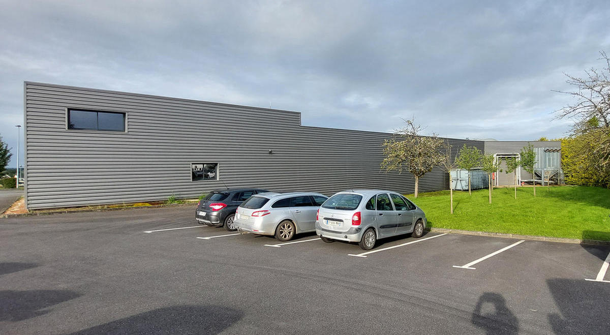 Nettoyage par drone de bardage bâtiment industriel à Montauban de Bretagne